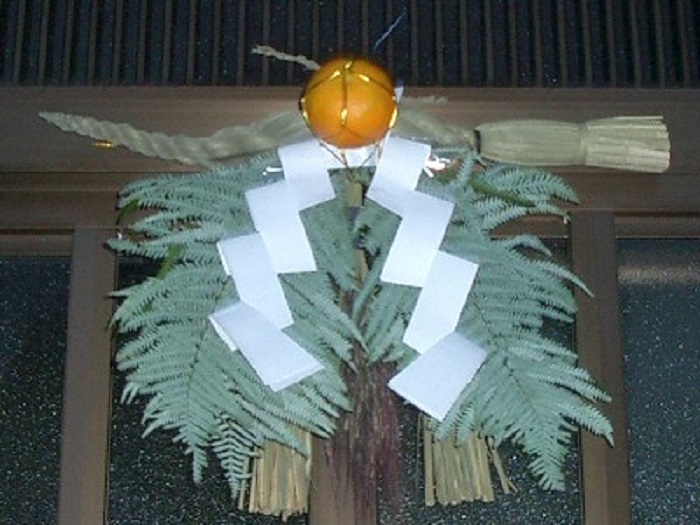 沖縄県の豆知識 沖縄県の正月飾り ヒヌカン 赤紙 炭飾りって何 沖縄の海と空にかこまれた暮らし